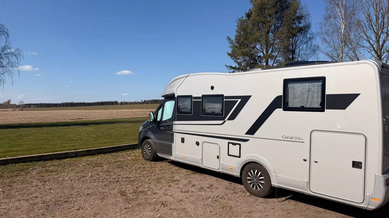 Husbil parkerad i lantlig miljö på Ingelsby Gård