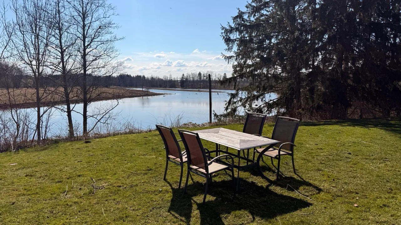 Picknickbord vid den nyanlagda fågelsjön