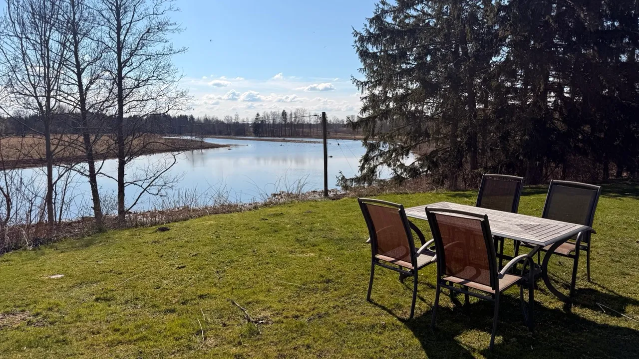 Bord och utsikt över fågelsjön